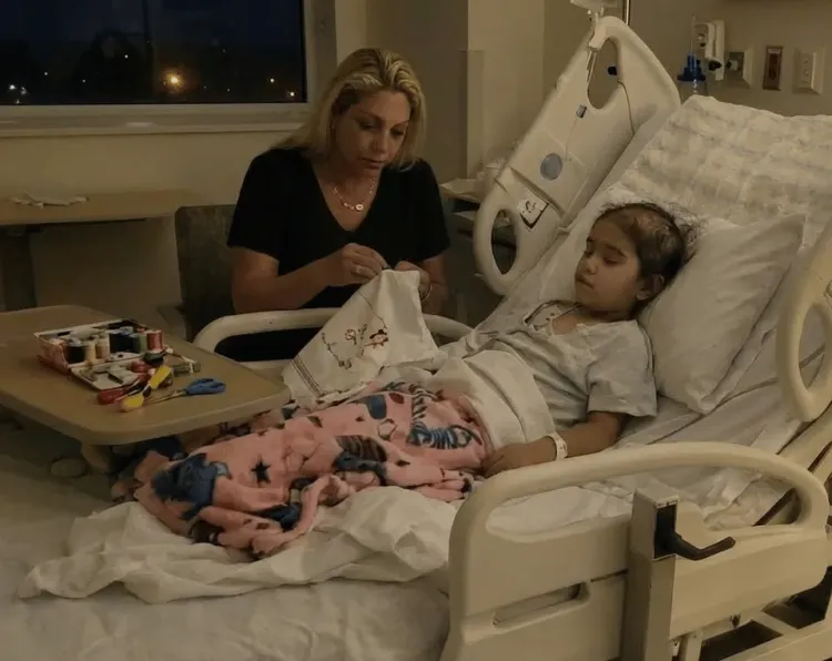 Angela costurando no hospital